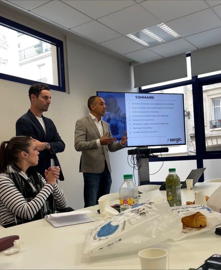 Session de formation Syneval : le sommaire des huit ateliers projeté devant les participants
